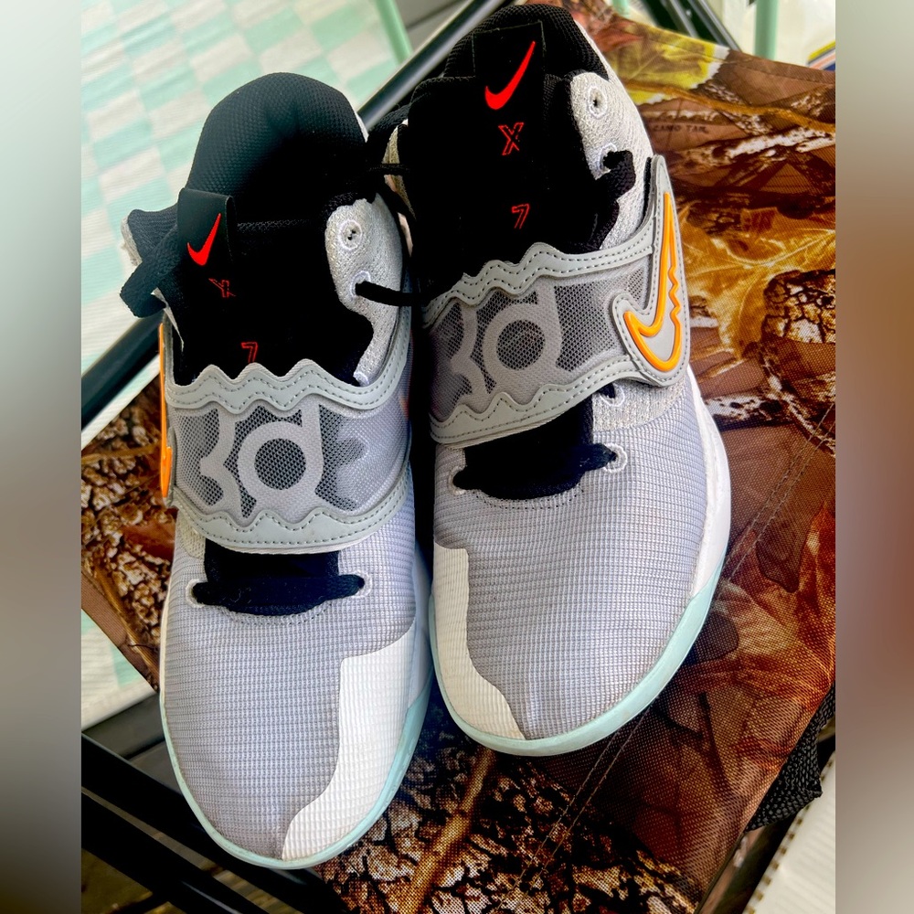 Men’s 8.5 Nike’s